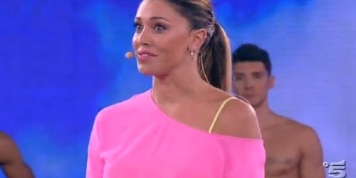 Belen Rodriguez non è ancora pronta per tornare a  ballare ad Amici 11 e durante il serale Maria De Filippi comunica che la showgirl argentina sta facendo fisioterapia e la...