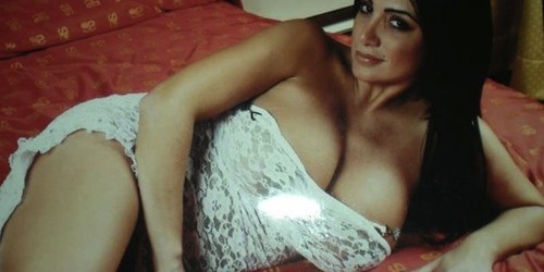 E’ una tifosa napoletana doc la bellissima e burrosa showgirl milanese Marika Fruscio. Raggiunta telefonicamente ci conferma un suo simpatico spogliarello in caso della vittoria della sua squadra del cuore...