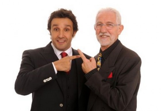 La Corrida su Canale 5: Flavio Insinna con Antonella Elia e il maestro Piero Pintucci