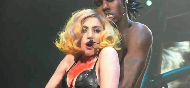 Lady Gaga: Foto sexy e video youtube Concerto di Milano, pubblico in delirio