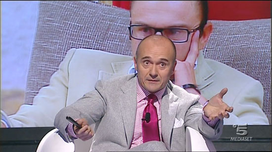 Alfonso Signorini presenta il nuovo programma “Kalispera” in onda su Canale 5