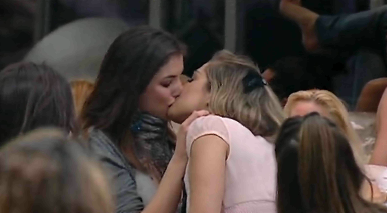 Grande Fratello 11: Margherita e Angelica, bacio saffico