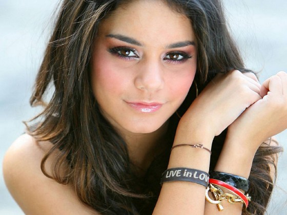 Vanessa Hudgens: Backstage video in lingerie per Details