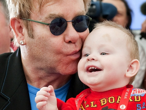 Elton John e David Furnish: I due padri alle Hawaii con il piccolo Zachary