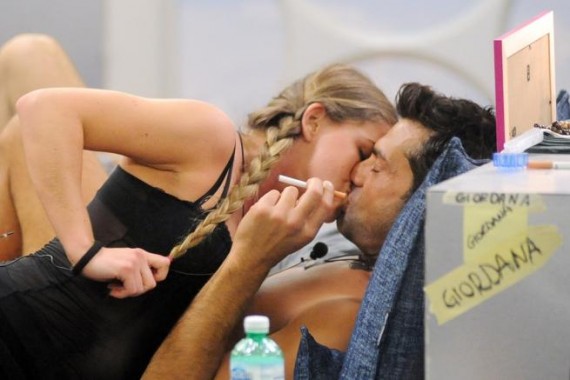 Grande Fratello 11: Giordana e Jimmy insieme tra sguardi d’intesa e balletti seducenti
