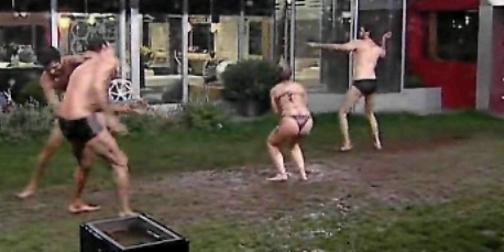 Grande Fratello 11: Giordana si diverte a giocare nel fango con i ragazzi della casa