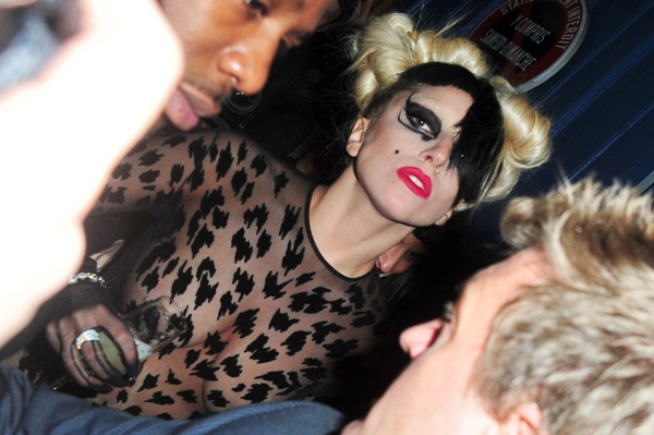 Lady Gaga: In passerella a Parigi alla sfilata di Thierry Mugler