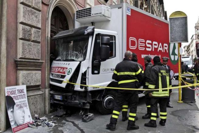 Roma: Un camion va fuori strada e sfonda un portone al centro di Roma