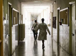 Cronaca di Roma: Bimbo cade dal quarto piano e muore