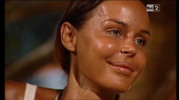 L’Isola dei Famosi 2011: Nina Moric eliminata torna dal piccolo Carlos
