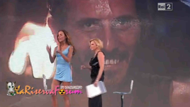 Nina Moric entra in studio da Simona Ventura raggiante e con mini abito mozzafiato