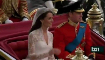 Video Nozze Reali: William e Kate salgono in carrozza e salutano la folla