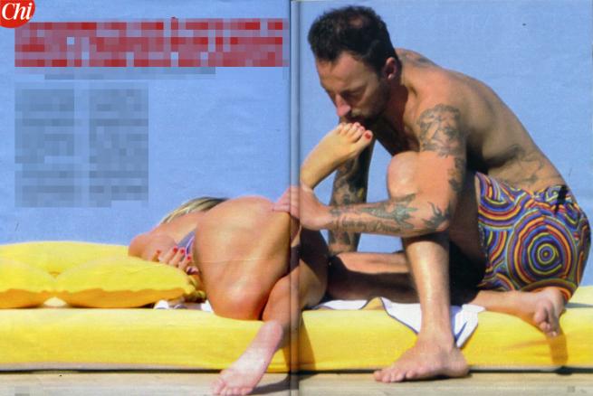 Alessia Marcuzzi e Francesco Facchinetti: Momenti di relax e coccole in barca (foto)