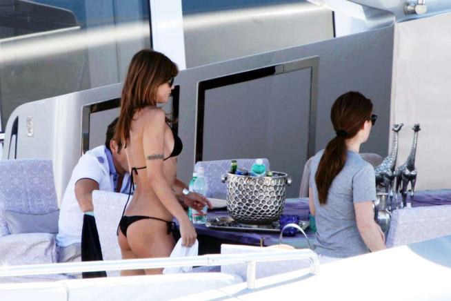 Elisabetta Canalis: Sullo yacht di Cavalli paparazzata in un micro mikini nero