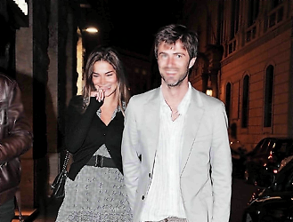 Kim Rossi Stuart e Ilaria Spada: Fotografati mano nella mano mentre si recano al teatro