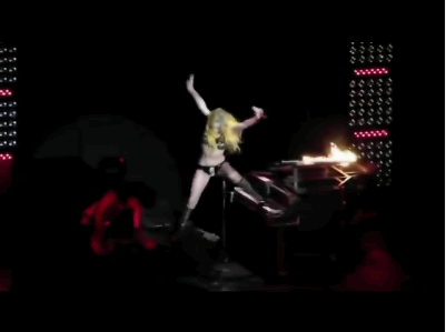 Lady Gaga: Una caduta di stile, anzi… dal pianoforte!