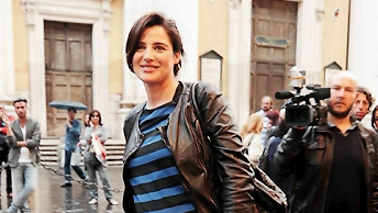 Luisa Ranieri: Incinta, al settimo mese immortalata all’inaugurazione di Stefanel
