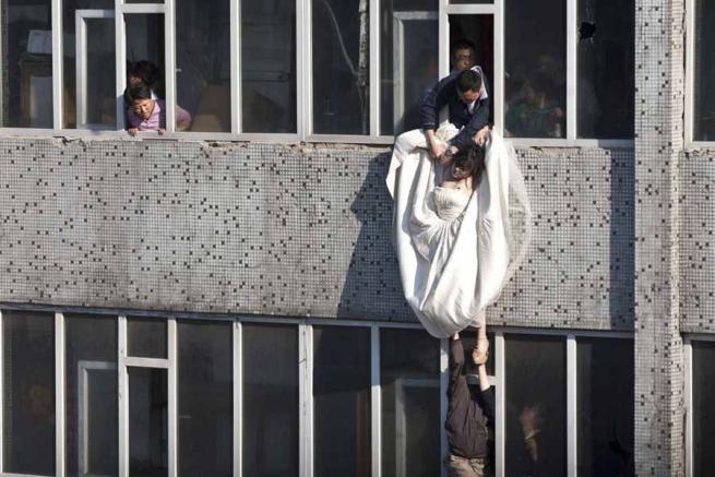 Sposa abbandonata dal fidanzato tenta il suicidio, salvata dall’abito da sposa