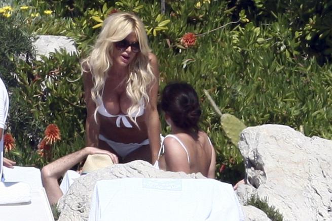 Victoria Silvstedt: Curve mozzafiato in spiaggia con Maurice Dabbah a Cannes