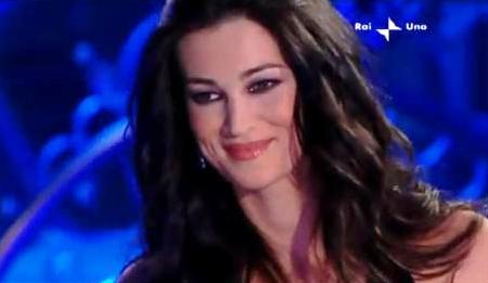 Gossip, Manuela Arcuri: Paparazzata mentre bacia Salvatore De Lorenzis (foto)