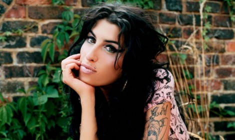 Amy Winehouse: A Belgrado sale ubriaca sul palco! (video)