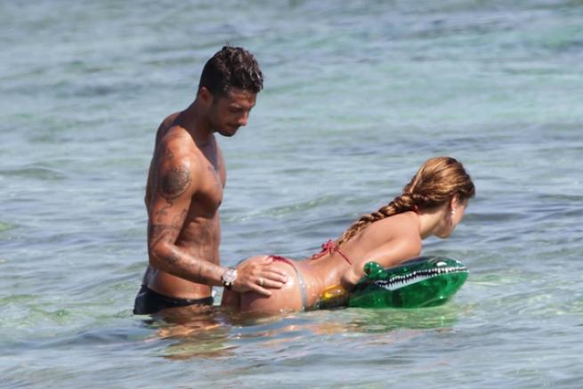Belen Rodriguez e Fabrizio Corona: In vacanza a Formentera con il piccolo Carlos