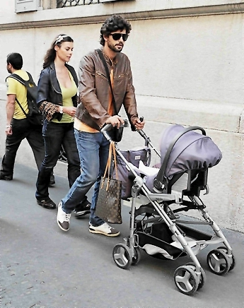 Bruno Cabrerizo: Papà “modello” a passeggio con Maria Caprara e la figlia