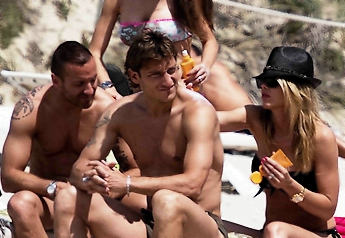 Ilary Blasi e Francesco Totti: Relax e breve vacanza a Formentera