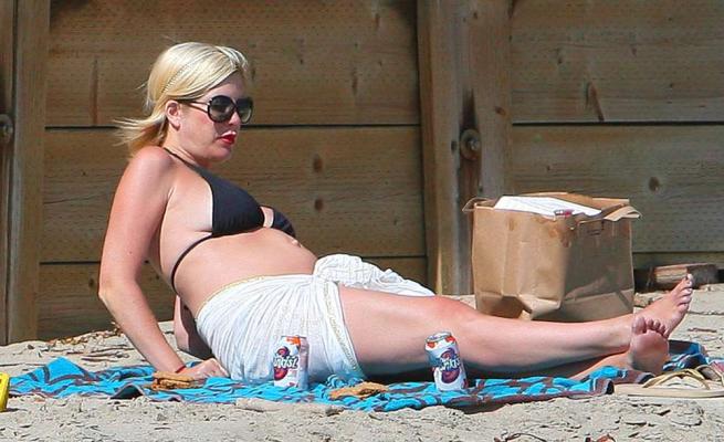Tori Spelling: Incinta, sulle splendide spiagge di Malibu