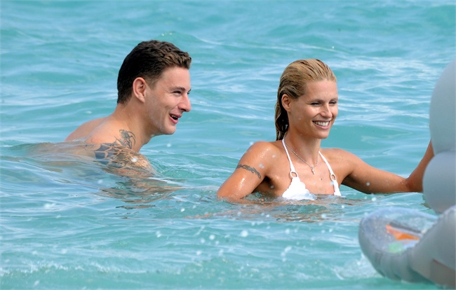 Michelle Hunziker: Bodyguard licenziato per un tatuaggio neonazista