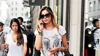 Aida Yespica: Foto, pomeriggio di shopping in shorts