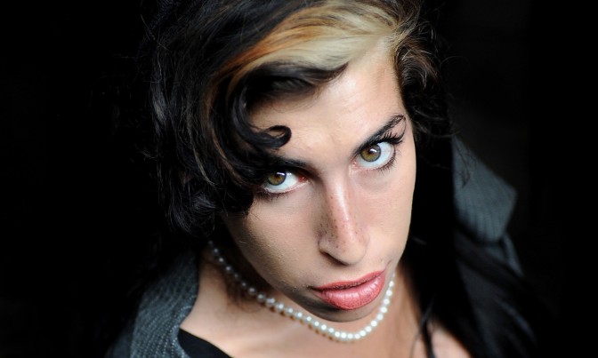 Amy Winehouse: Dopo i funerali sarà cremata, prossimamente uscirà un disco di inediti (video)