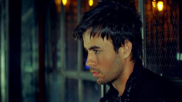 Enrique Iglesias: Il cantante continua a parlare delle sue parti basse…