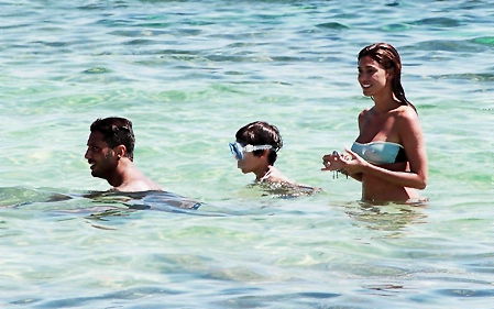 Fabrizio Corona: Replica a Nina Moric “Belen è premurosa con Carlos, è proprio una mamma modello!”