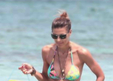 Martina Colombari: Seno e lato b da dieci e lode con Billy Costacurta sulla spiaggia di Formentera