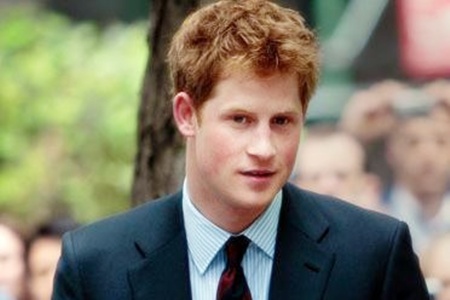 Il principe Harry: Entra in un ristorante, “Clienti ve ne dovete andare di fuori!”