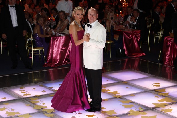 Alberto di Monaco e Charlene: Bacio pubblico al Gran Galà della Croce Rossa