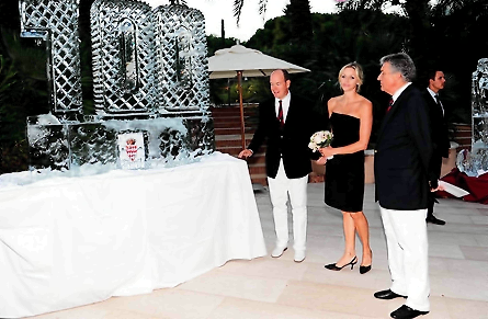 Alberto di Monaco e Charlene: Al party del Golf Club di Montecarlo ma… oops la “fede” del principe dov’è?