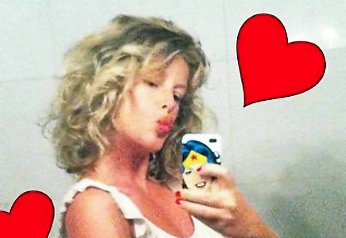 Alessia Marcuzzi: Su Facebook mostra il pancione a pochi giorni dal parto