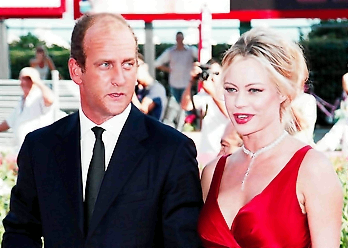 Anna Falchi: A Venezia infrange le regole del red carpet