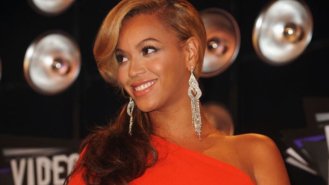 Beyoncé Knowles: MTV Video Music Awards 2011, sul red carpet annuncia il lieto evento