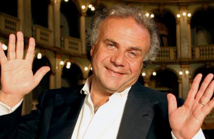 Jerry Calà: Inaugura la sua discoteca “Vita Smeralda” a Poltu Quatu