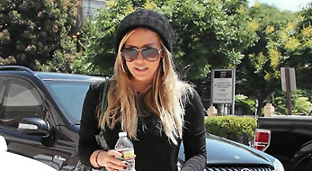 Hilary Duff: Incinta, si tiene in forma e ringrazia i fan di Facebook e Twitter