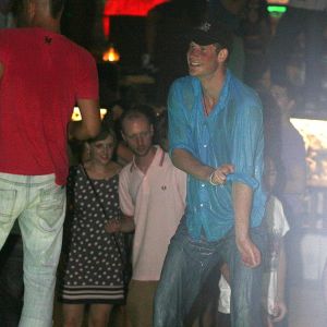 Il principe Harry: Fa baldoria in discoteca e cade in piscina (video)