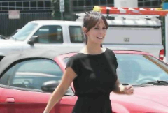 Jennifer Love Hewitt: Vestito cortissimo ma… cellulite in bella vista (foto)
