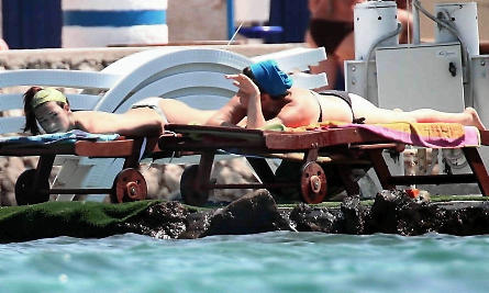 Manuela Arcuri: A Porto Cesareo paparazzata in bikini sotto il sole (foto)
