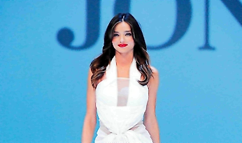 Miranda Kerr: La modella sette mesi dopo il parto torna già in passerella (foto e video)