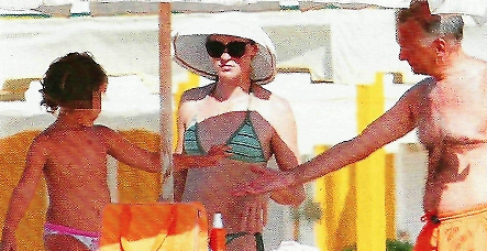 Vittoria Puccini: In costume verde, al mare con la figlia sfoggia un fisico mozzafiato