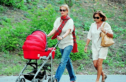 Alessia Marcuzzi: La neo mamma a spasso con Mia a Villa Borghese