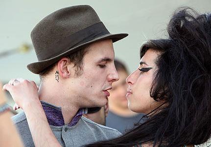 Amy Winehouse: Blake le vendeva baci da 150 sterline l’uno, nel testamento niente per lui